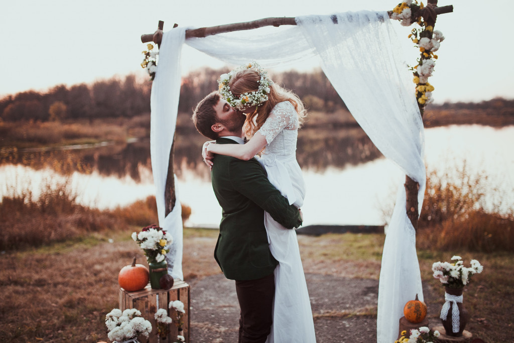 bride and groom kissing in a makeshift and minimalist country wedding